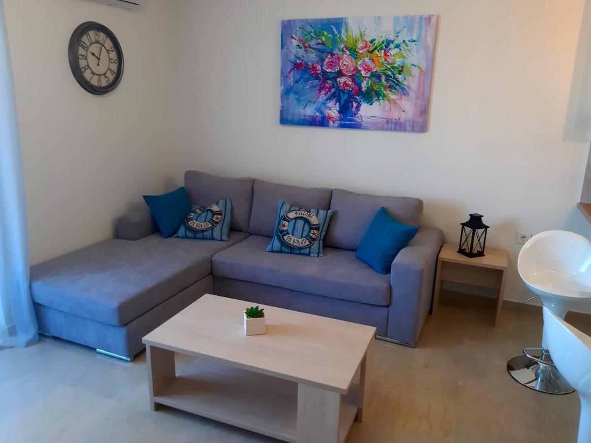 Central Apartment Near The Beach With Huge Private Terrace Loutráki Exterior photo