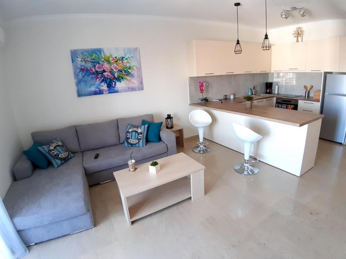 Central Apartment Near The Beach With Huge Private Terrace Loutráki Exterior photo