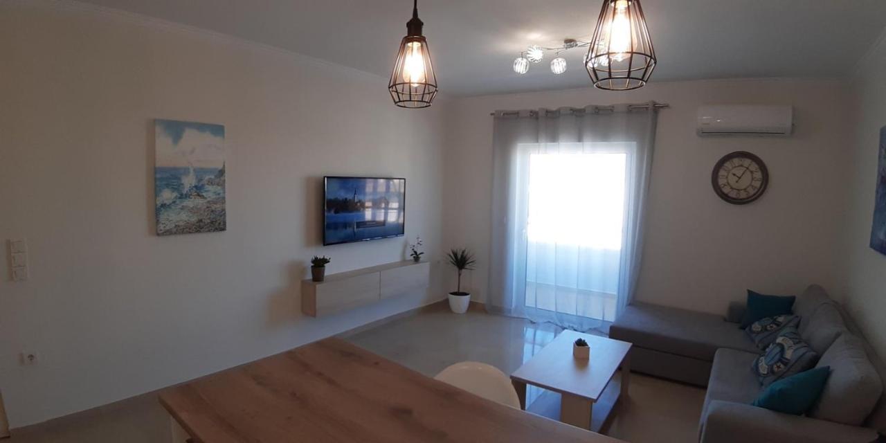 Central Apartment Near The Beach With Huge Private Terrace Loutráki Exterior photo