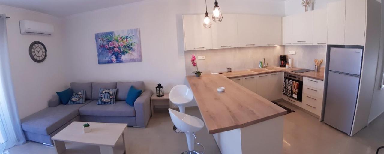 Central Apartment Near The Beach With Huge Private Terrace Loutráki Exterior photo