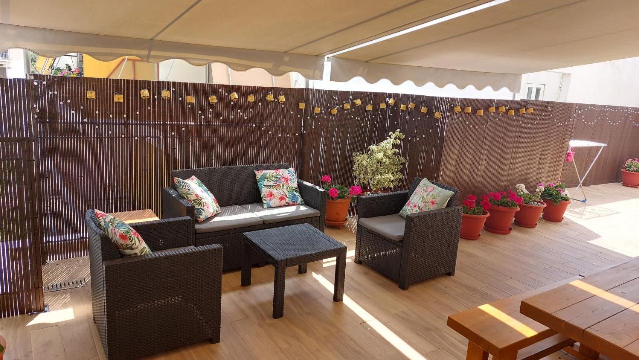 Central Apartment Near The Beach With Huge Private Terrace Loutráki Exterior photo
